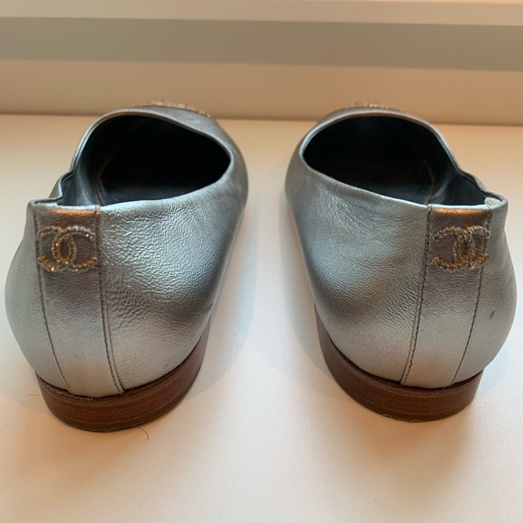 SOLD Chanel Silver with gold accent flats - Picture 4 of 6
